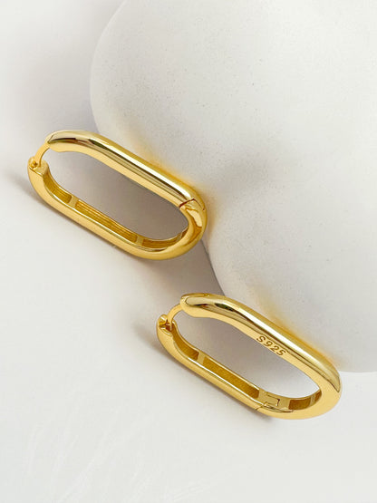 Contemporary s925 silver hoop earrings displayed on a white backdrop, highlighting the modern design.