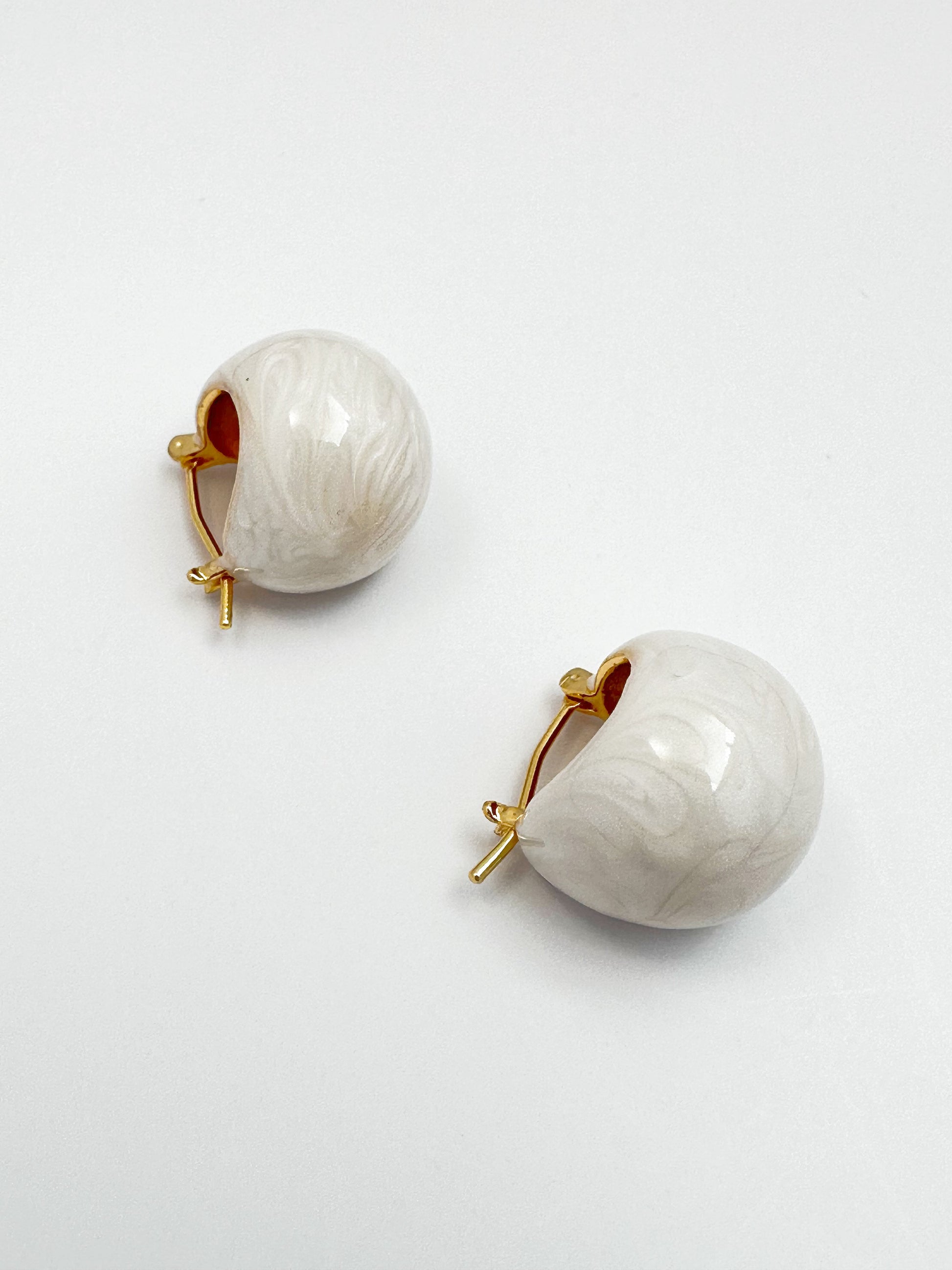 Modern 18k gold-plated earrings with a lustrous white glaze detail