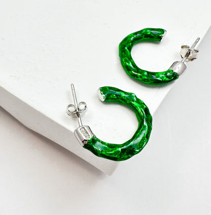 Curved hoop earrings made of S925 sterling silver with a vibrant green coating