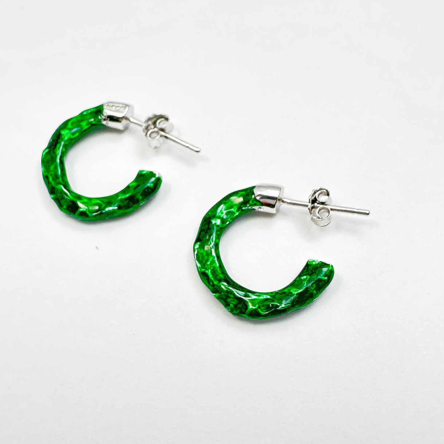 Curved hoop earrings made of S925 sterling silver with a vibrant green coating