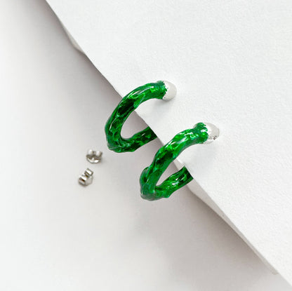 Curved hoop earrings made of S925 sterling silver with a vibrant green coating